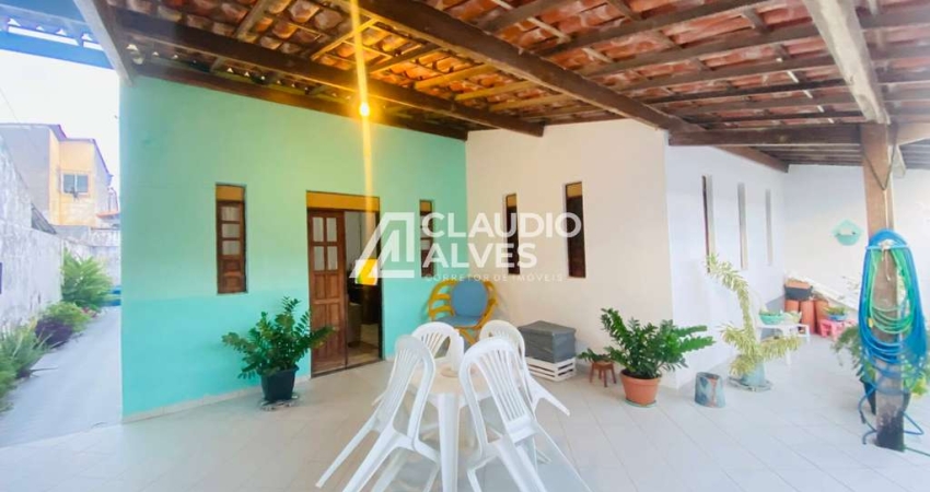 CASA COM 3 QUARTOS SENDO 1 SUÍTE NO BAIRRO FEIRA VI NA REGIÃO DA UEFS