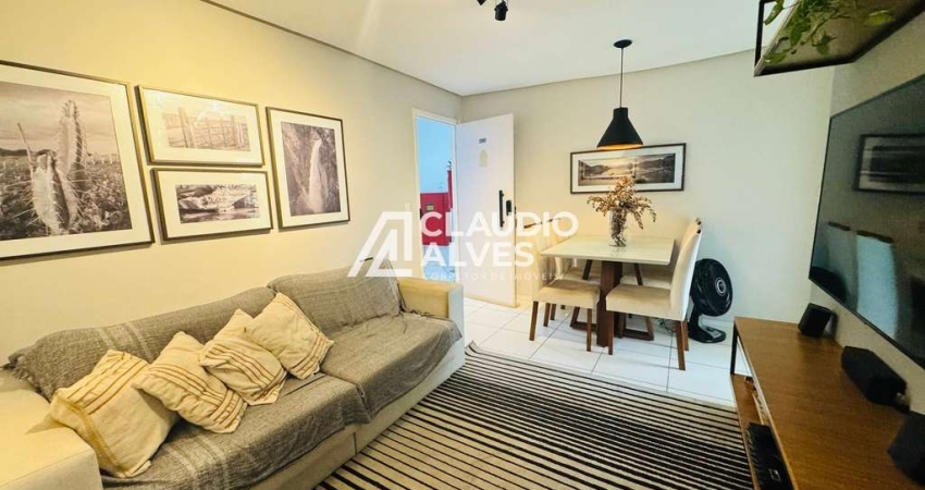 APARTAMENTO COM COM 2 QUARTOS MÓVEIS PLANEJADOS E VARANDA