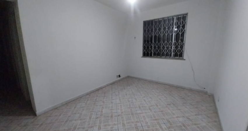 ALUGA-SE APARTAMENTO DE 2 QUARTOS, NA PRAÇA SECA, RUA PINTO TELES, EM PRÉDIO ISENTO DE IPTU. R$ 700,00.