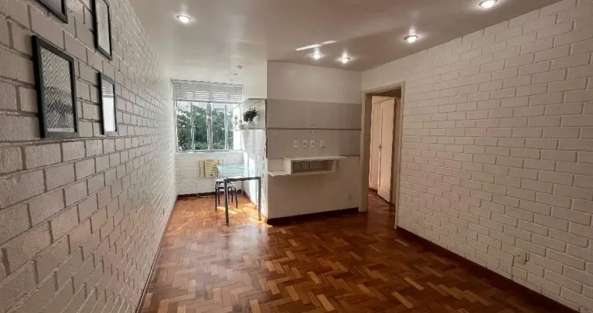 Vende-se quarto e sala, com dependência completa, reformado, com 52m2, na República do Peru, Copacabana, R$ 740.000,00.