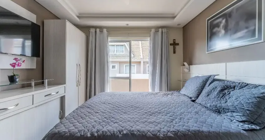 Sobrado com 4 quartos, sendo  2 suítes em condominio no portão