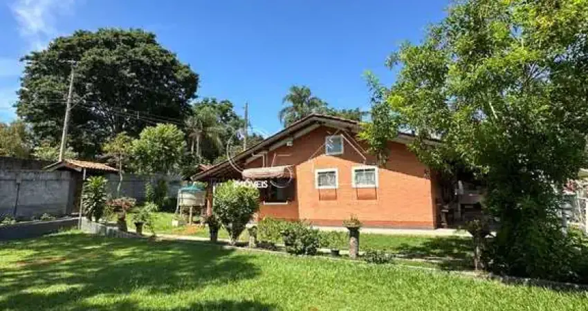 Chácara à venda em Campo Limpo Paulista-SP: 3 quartos, 2 salas, 4 banheiros, 4 vagas, 300m² de área. Aproveite!