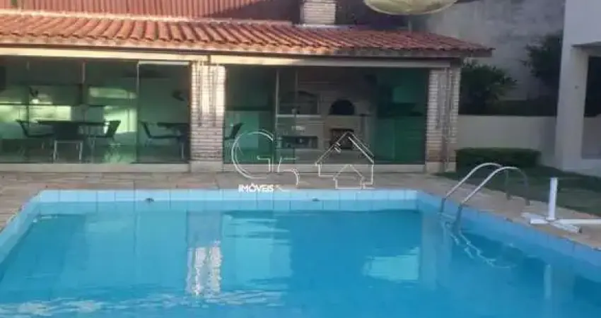 Casa à venda em condomínio, 3 suítes, piscina,churrasqueira com espaço gourmet, pomar, sala ampla.