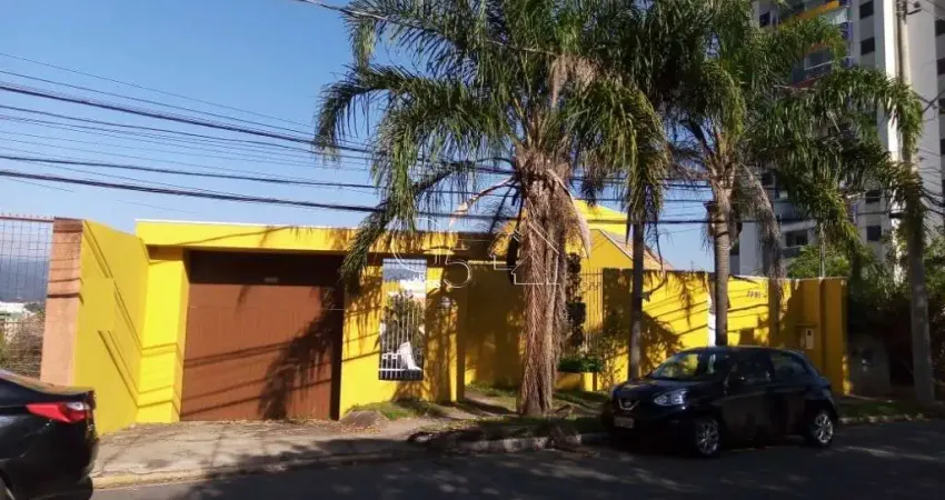Casa comercial para locação em Jundiaí-SP de 338m², excelente localização, com 4 salas, 2 escritórios, 1 ateliê/estúdio, 2 quartos, 1 suíte, piscina!