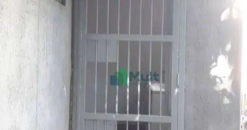 Casa térrea localizada em uma travessa familiar em ótima localização na Av Caramuru.