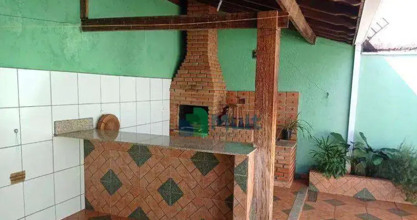 Casa térrea localizada no Bairro Palmares com terreno de 336m² e 213m² de  construção.