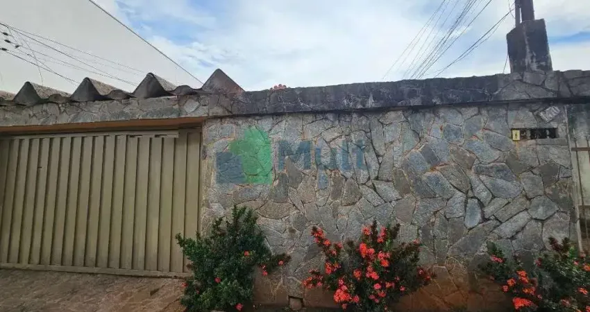 Casa térrea localizada no Bairro Campos Elísios com terreno de 484m² e 174,45m² de construção. - CA1777