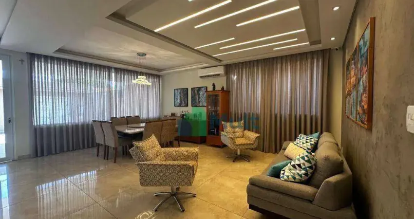 Casa em excelente localização no Bairro Cidade Universitária com terreno de 480m² e 264m² de área construída.