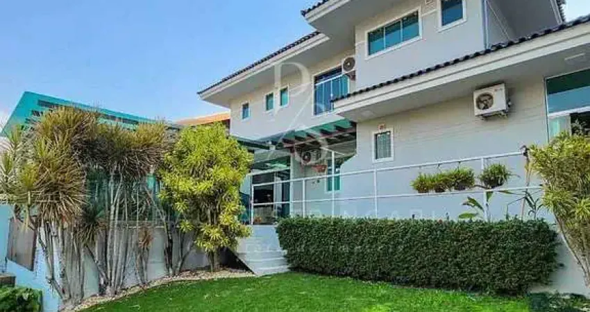 Conforto e Elegância: Casa Espaçosa com 3 Suítes + 1 Quarto no Bairro Amizade, Jaraguá do Sul