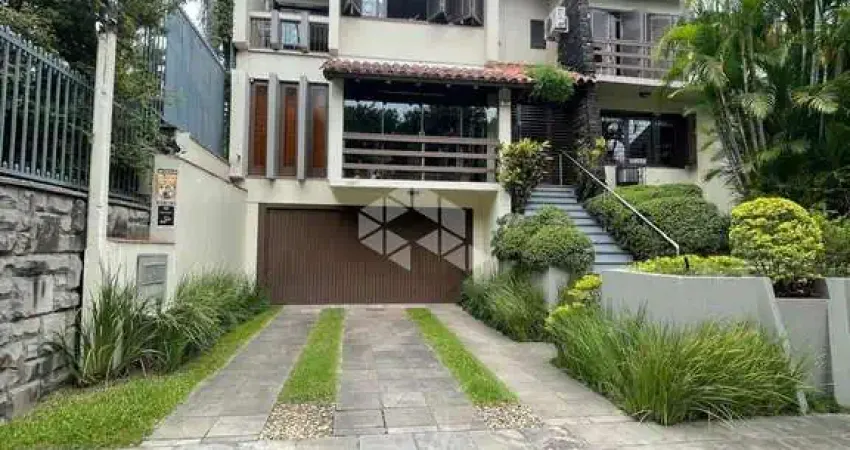 Casa Sobrado | 4 Dorm (3 Suítes) | 4 Vagas | Três Figueiras