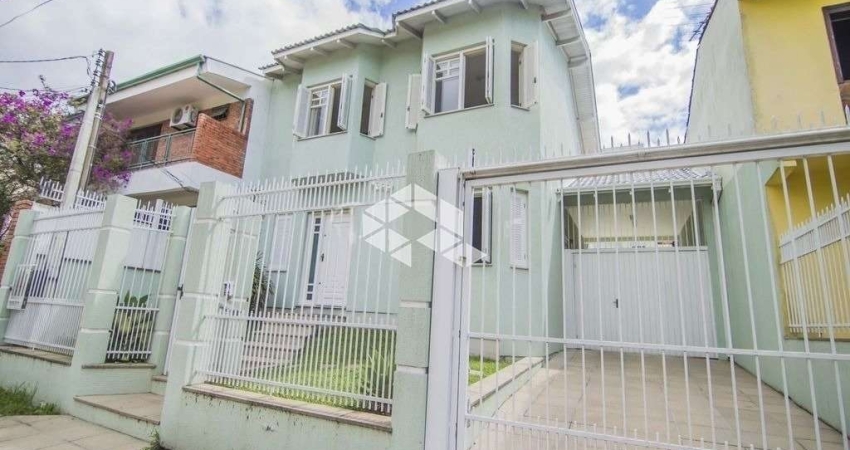 Casa de 300 m² com 4 suítes, 4 vagas, piscina