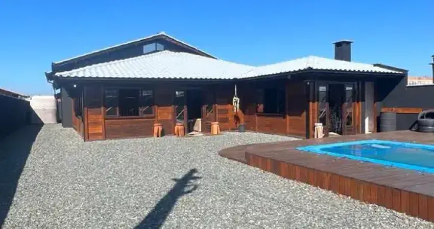Casa espaçosa e com área de festas pronta para morar na praia do ervino