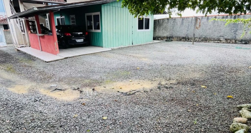 Casa em Terreno com Possibilidade de Ampliação no Floresta