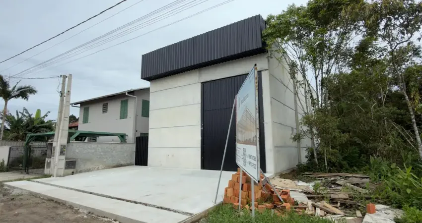 Amplo galpão em construção localizado no centro de araquari