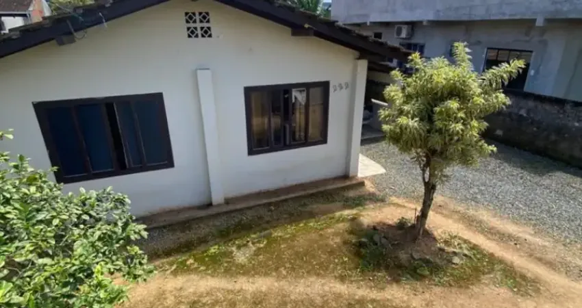 Charmosa casa com amplo terreno em ótima localização no iririú