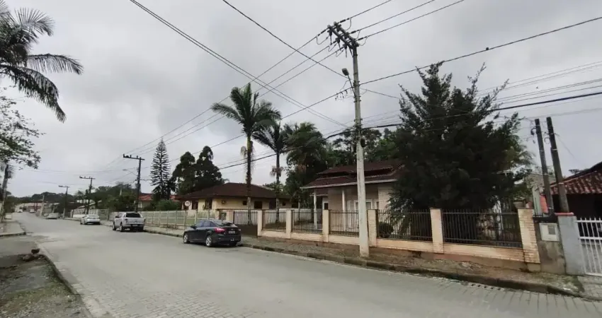 Linda casa com amplo terreno em excelente localização no vila nova