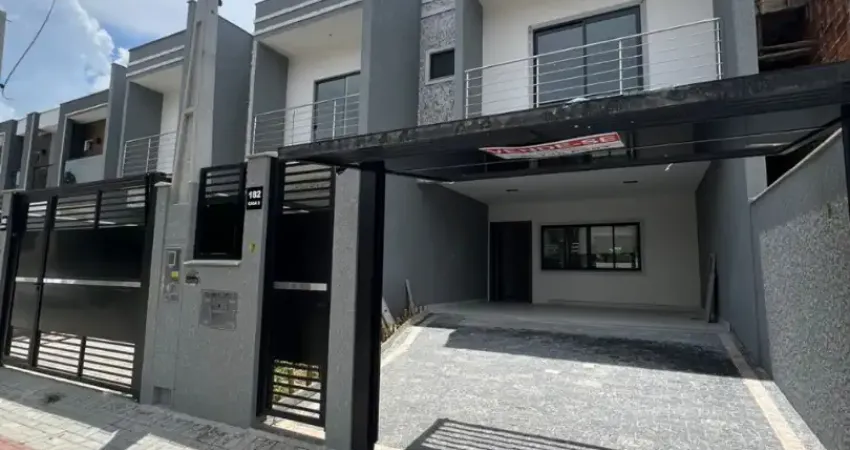 Lindo geminado de alto padrão em excelente localização no saguaçu