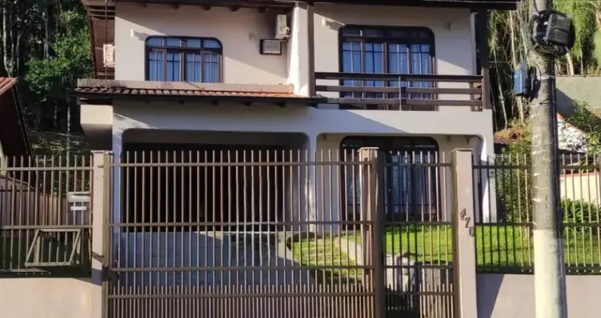 Lindo sobrado mobiliado com piscina em ótima localização no iririú