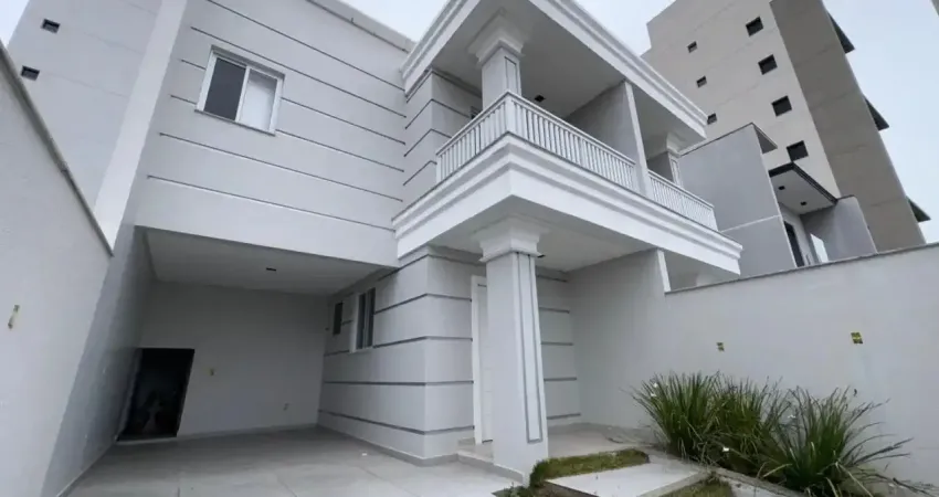 Sobrado de alto padrão pronto para morar e bem próximo à praia em itajubá