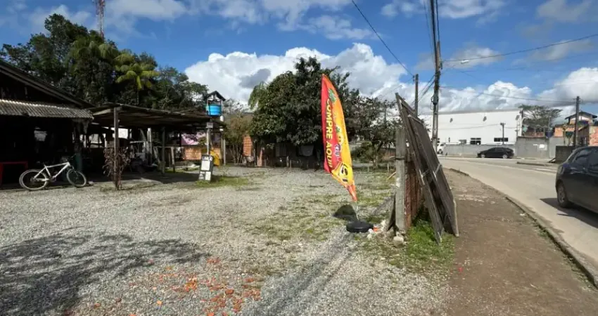 Amplo terreno com construções em excelente localização no paranaguamirim