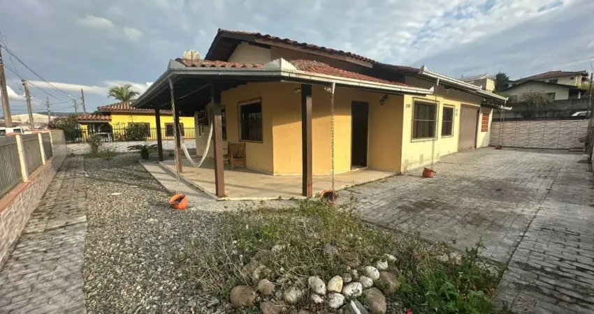 Linda casa semi mobiliada pronta para morar e bem localizada próxima a praia