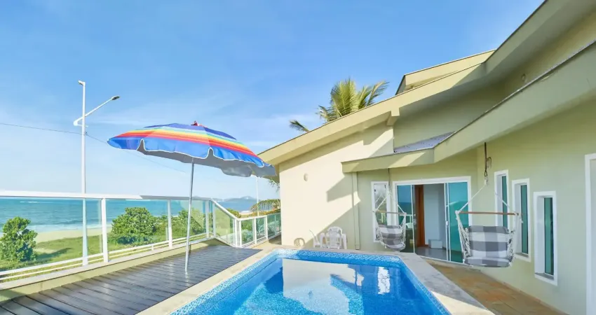 Linda casa de alto padrão de frente para a praia de itacolomi em piçarras