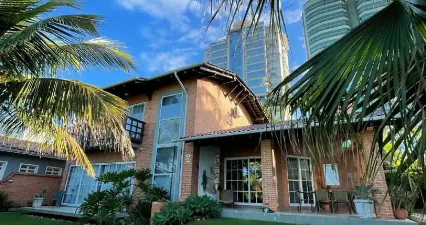 Belíssima casa de altíssimo padrão de frente pro mar no centro de piçarras