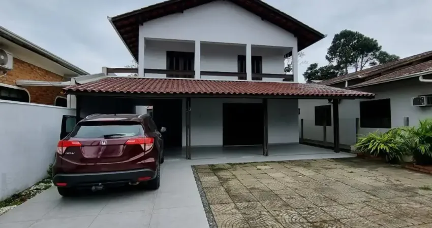 Linda casa mobiliada e pronta para morar no centro de bal. piçarras