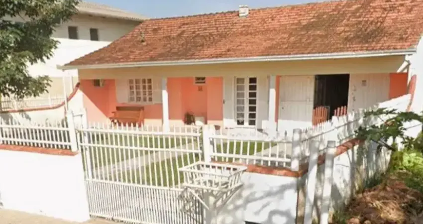 Aconchegante casa com amplo terreno e próximo a praia em meia praia