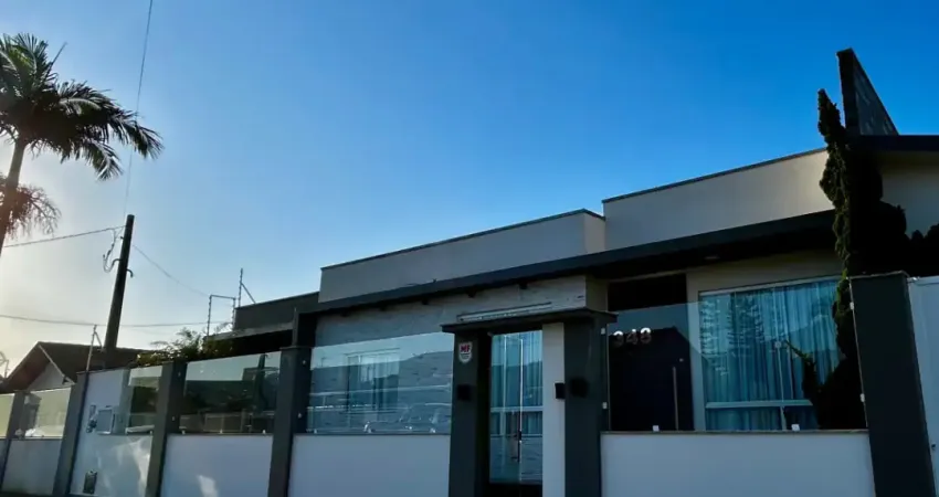 Linda casa de alto padrão perto da praia em excelente localização em meia praia