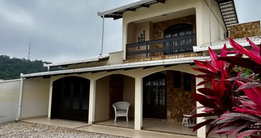 Linda casa de alto padrão com piscina bem localizada em gravatá