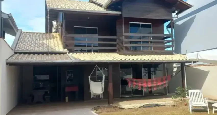 Lindo sobrado localizado próximo no mar no bairro praia grande