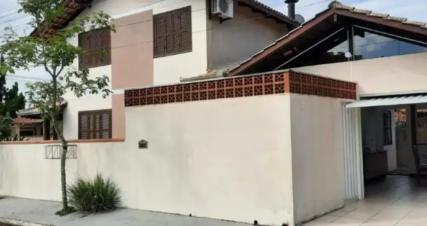 Lindo sobrado na praia pronto para morar em excelente localização no centro de bal. piçarras