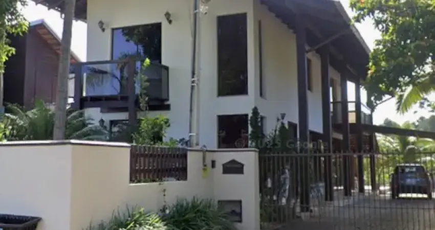 Linda casa de alto padrão pronta para morar em excelente localização