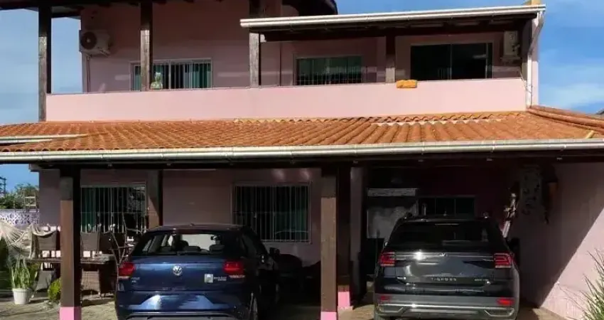 Lindo sobrado com amplo terreno localizado no centro de penha