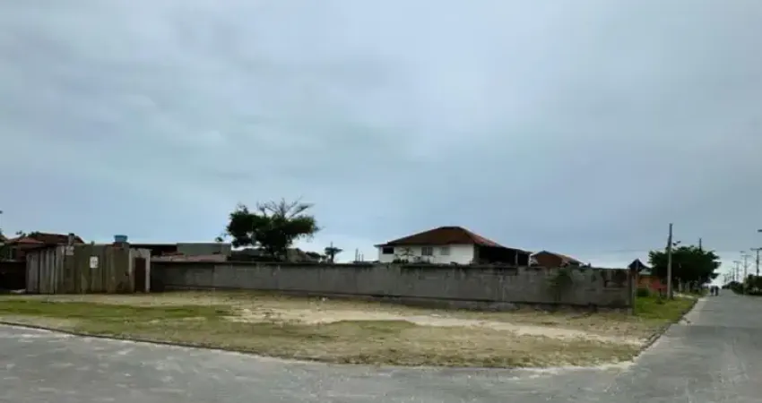 Amplo terreno de esquina em excelente localização na praia do ervino
