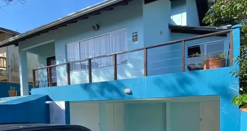 Linda casa com amplo terreno localizada no centro de bombinhas