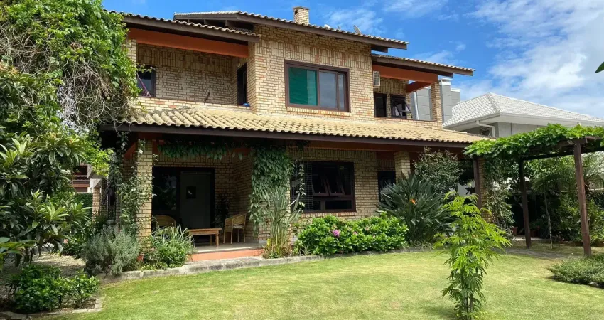 Lindo sobrado exclusivo em excelente localização próximo a praia de bombas