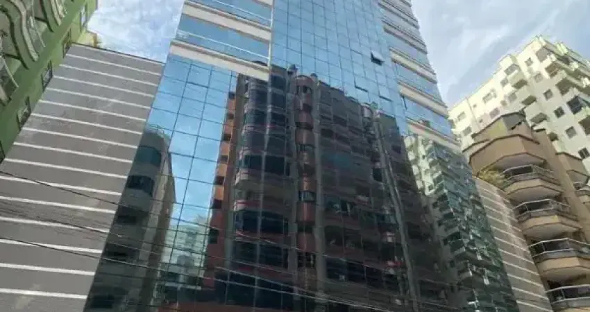 Lindo apartamento totalmente mobiliado em excelente localização na meia praia