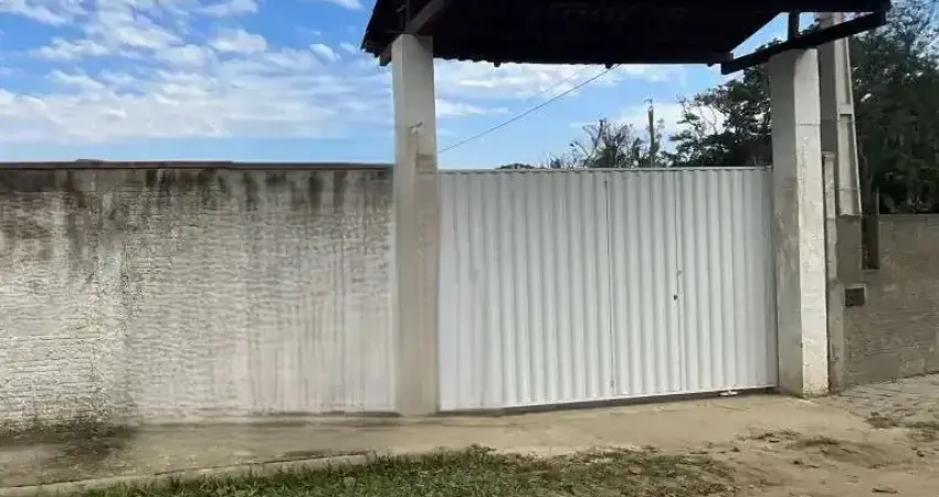 Linda e aconchegante chácara com piscina em localização tranquila