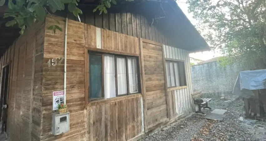 Aconchegante Casa com Amplo Terreno em Excelente Localização no bairro Itaum