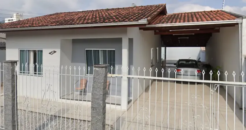 Linda e Aconchegante Casa com Piscina localizada no Bairro Dom Bosco em Itajaí