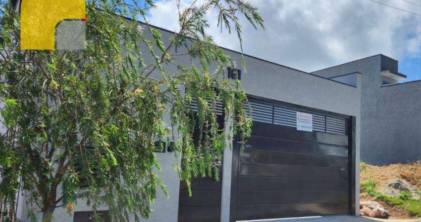 Casa com arquitetura moderna no Residencial Monreale