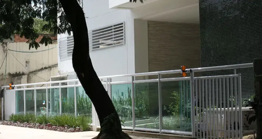 Linda cobertura de alto padrão, arejada com precisão completa de piscina,