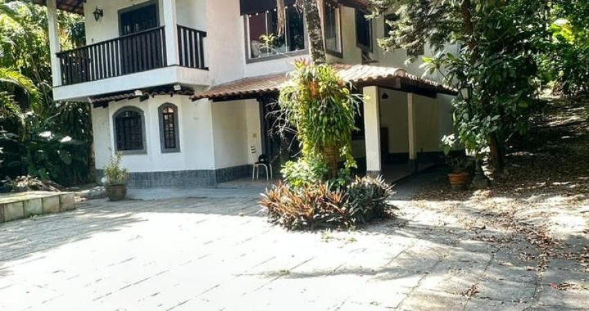 Apresentamos uma excelente oportunidade  casa com 4 quartos Piscina e Hidro na barra da Tijuca ra diversas finalidades, seja para residência, comércio ou investimento.