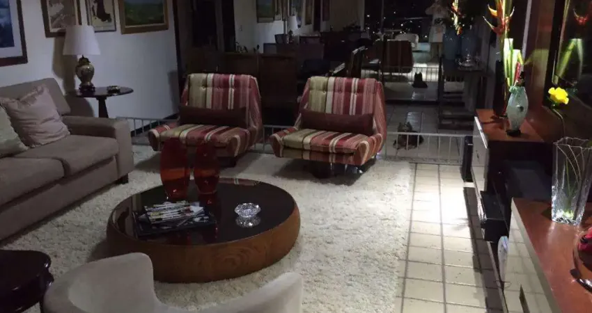 Apartamento Alto Padrão com 300m² em Candelária – 3 Suítes e Hidromassagem