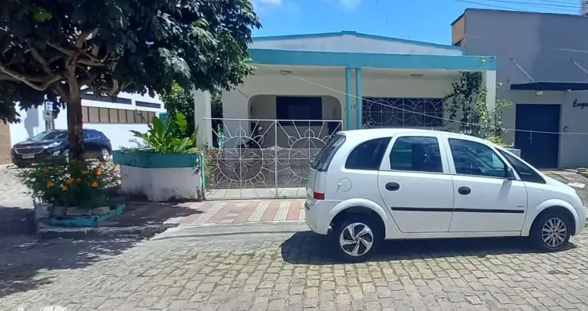 Casa no bairro do Tirol - com ótima localização - excelente para comercial e res