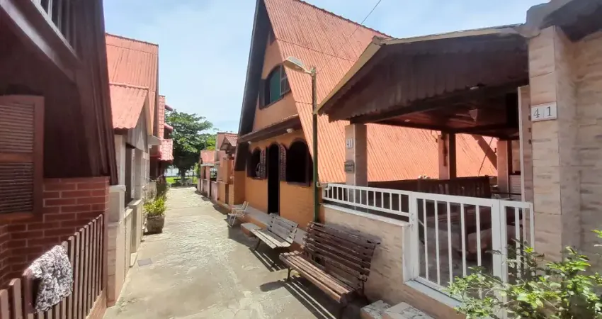 Belo chalé condomínio entre o mar e a lagoa de jaconé, saquarema.