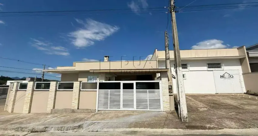 Casa Térrea com Piscina + Galpão Comercial em Terreno de Esquina