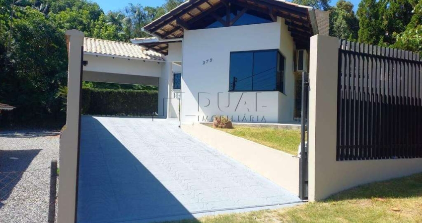Excelente casa à venda, localizada no bairro Amizade com amplo terreno